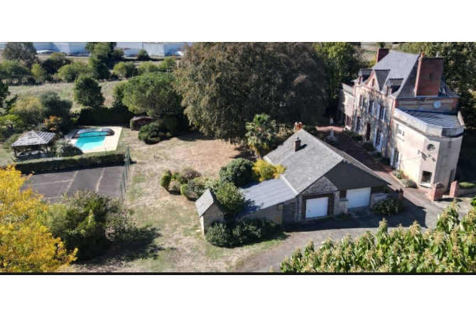 Propriété de caractère aux portes d'Évron ? 3,18 hectares, piscine et dépendances