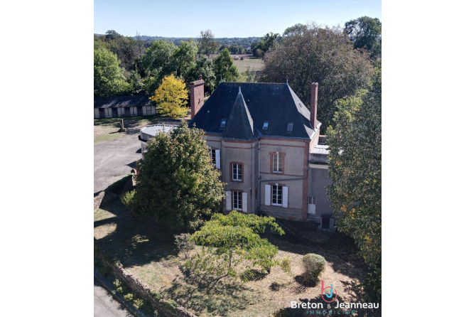 Propriété de caractère aux portes d'Évron ? 3,18 hectares, piscine et dépendances
