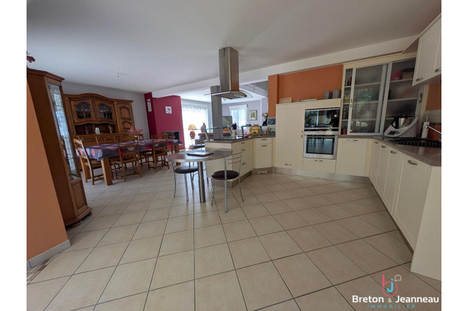 Maison de campagne à 10 minutes d'Evron avec belle vue sur la vallée de l'Erve