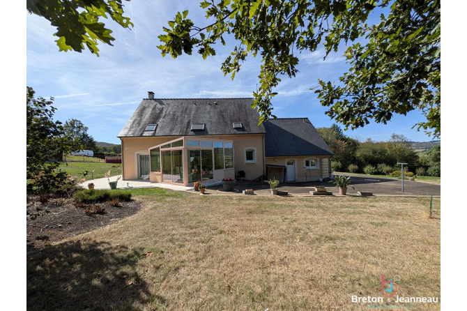 Maison de campagne à 10 minutes d'Evron avec belle vue sur la vallée de l'Erve