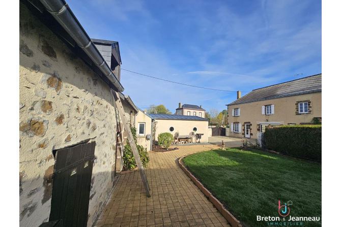 Maison avec dépendances à Montreuil-le-Chétif