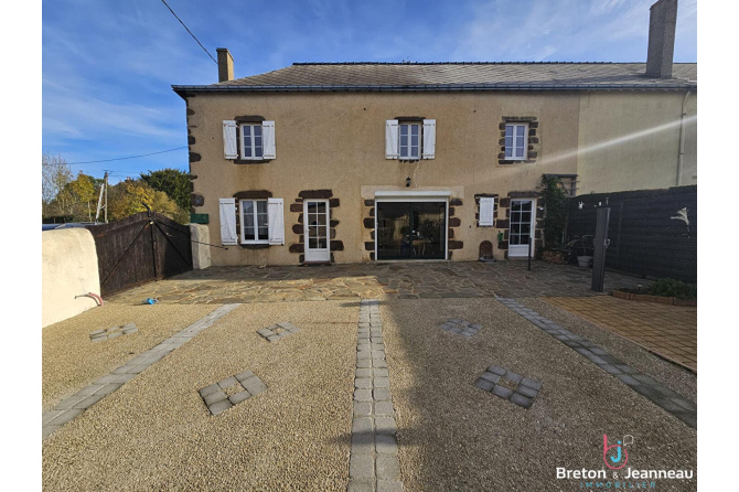 Maison avec dépendances à Montreuil-le-Chétif