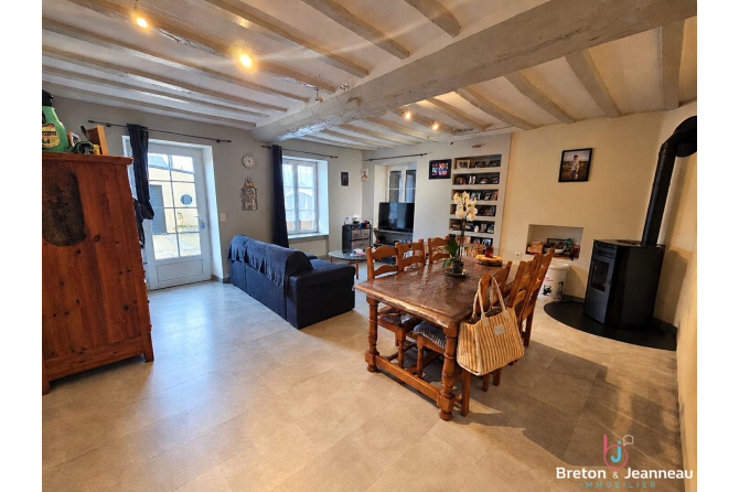 Maison avec dépendances à Montreuil-le-Chétif