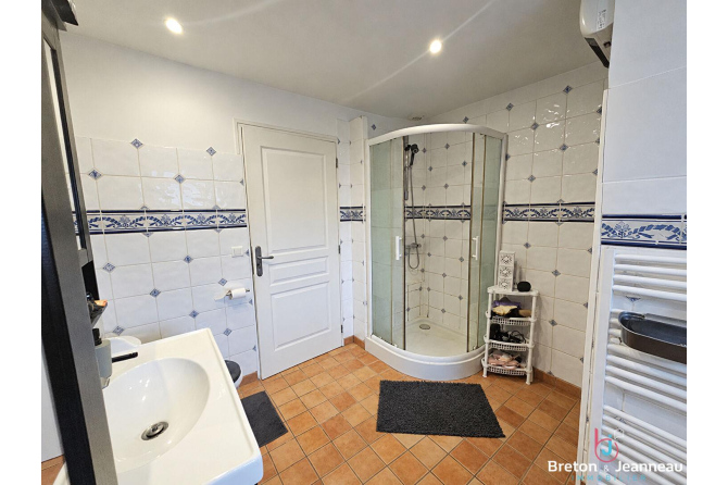 Maison avec dépendances à Montreuil-le-Chétif