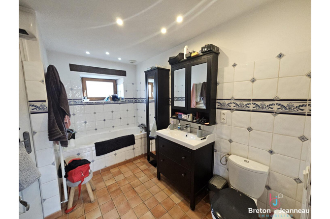 Maison avec dépendances à Montreuil-le-Chétif