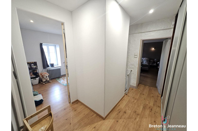Maison avec dépendances à Montreuil-le-Chétif