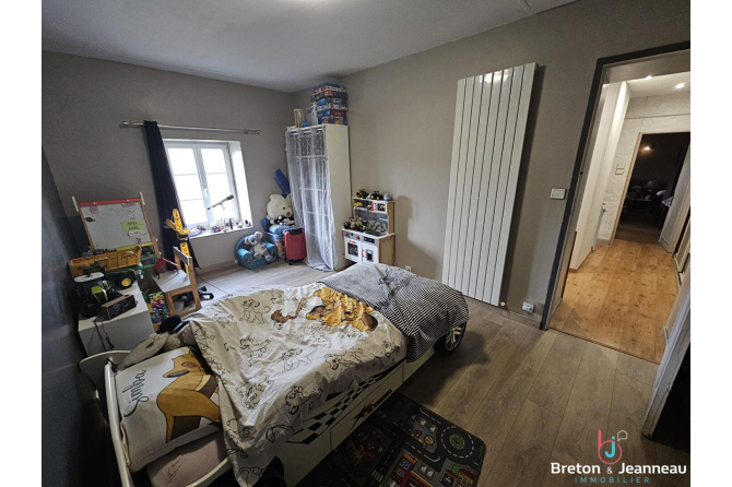 Maison avec dépendances à Montreuil-le-Chétif