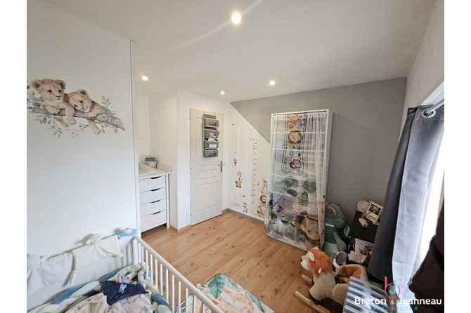 Maison avec dépendances à Montreuil-le-Chétif