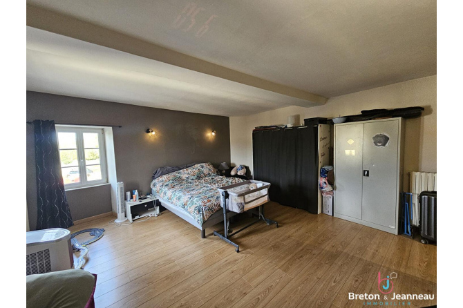 Maison avec dépendances à Montreuil-le-Chétif