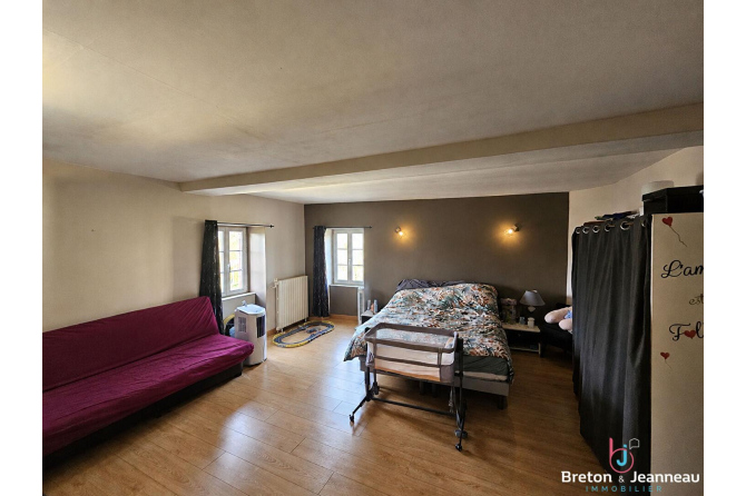 Maison avec dépendances à Montreuil-le-Chétif
