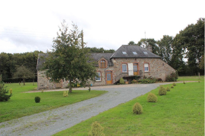 Maison sur 3 hectares 89 proche de Mayenne