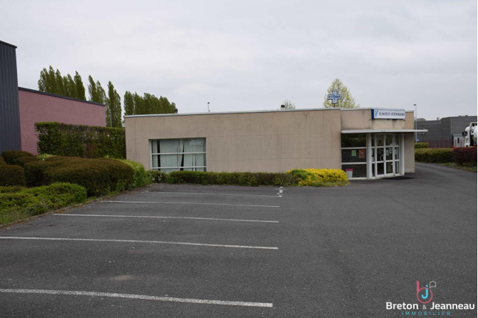 Local commercial à Ernée avec parkings