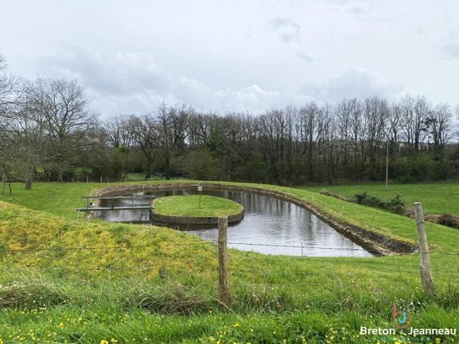 Leisure ground with lake in Mayenne