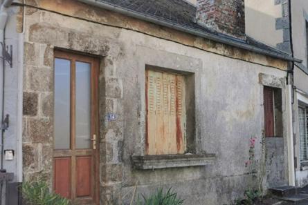 Pavilion on basement in Izé