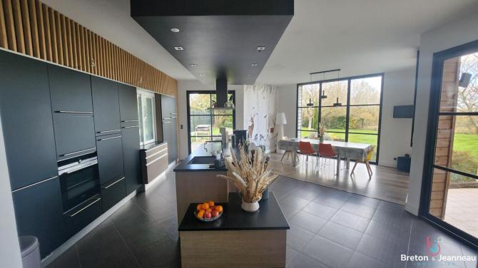 Magnifique Maison en Pierres avec Piscine  À 15 min de Laval