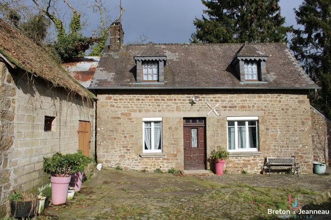 House to renovate in the countryside 6.5 km from Ernée
