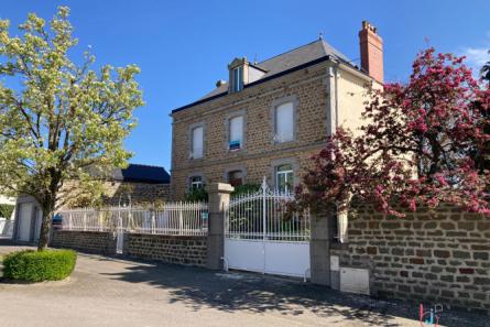 Maison avec dépendances à Javron Les Chapelles