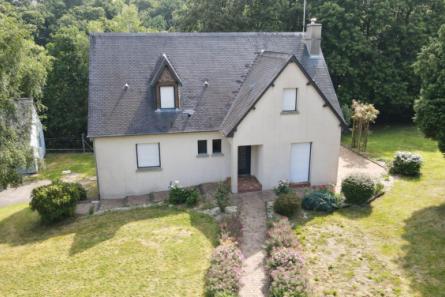 Maison à Pontmain au bord d'une rivière
