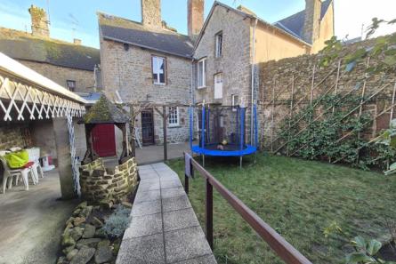 Maison en pierres au coeur de Lassay les Châteaux