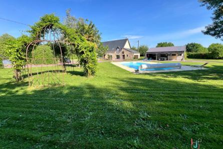 Magnifique Maison en Pierres avec Piscine  À 15 min de Laval