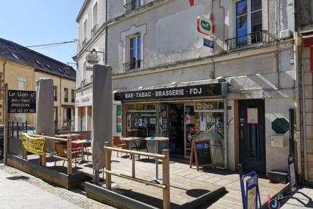 Immeuble de rapport avec commerce à Bais