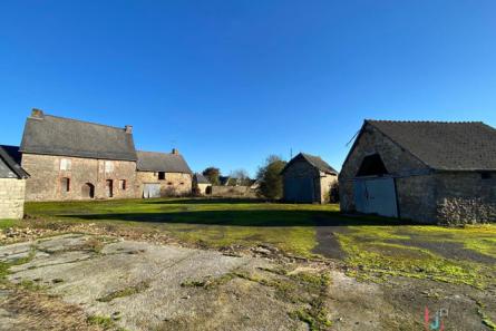 Maison  à rénover à Saint Christophe des Bois , dépendances, grand terrain