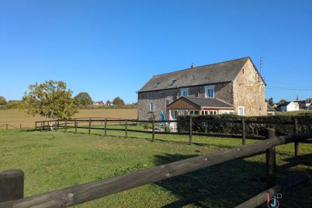 Farmhouse with outbuildings in the VAIGES area