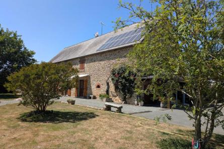 Maison en pierre avec étang sur 9 hectares à 5 min d'Évron