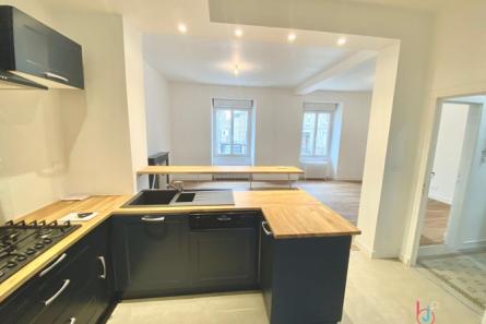 Maison rénovée centre-ville de fougères, cour , stationnement