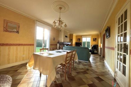 Maison de plain-pied sur près d'un hectare secteur Bais