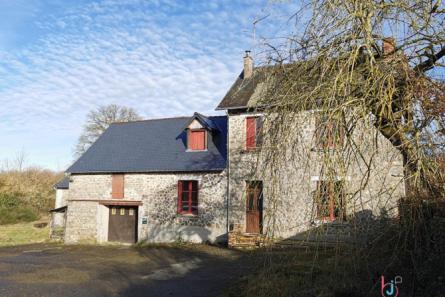 Ancien corps de ferme sur 4,2 ha de terres à Grazay