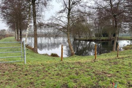 Terrain de loisirs de 2 ha 22 avec plan d'eau à Chalons du Maine