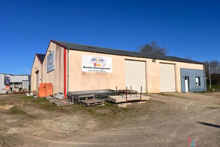 Local professionnel de 445 m² libre à Chateau Gontier