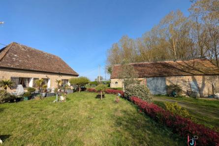 Maison en pierres avec 8 hectares proche du Mans