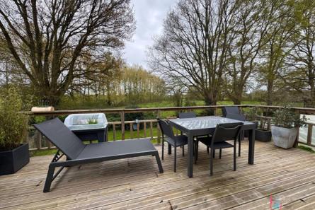 Maison rénovée centre-ville de fougères, cour , stationnement