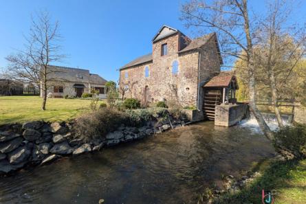 Ancien moulin de caractère sur 6 ha 41 secteur Sainte Suzanne