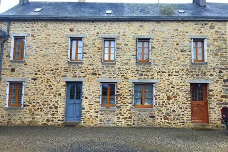 Ensemble immobilier en pierres à Andouillé