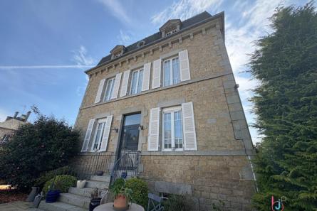 Maison bourgeoise sur 4 niveaux à Saint-Hilaire-Du-Harcouët