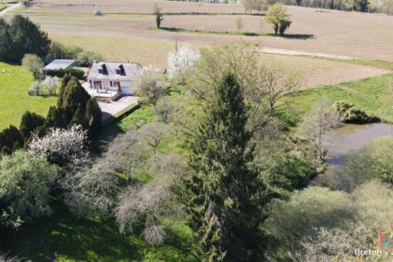 Maison sans voisins avec étang à 8 kms de Mayenne