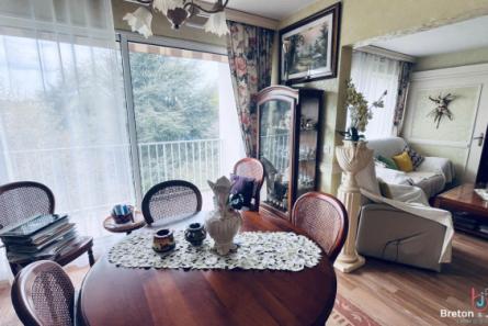 Apartment with balconies in Laval