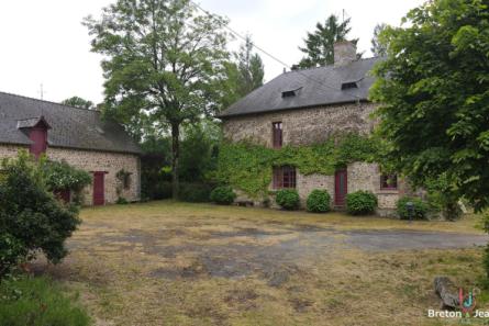 Maison de maître avec pièce d'eau, proche de Villaines la Juhel