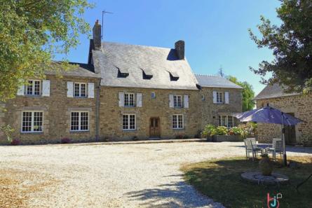 Propriété comprenant maison et gîtes sur 1 ha 27 en Mayenne