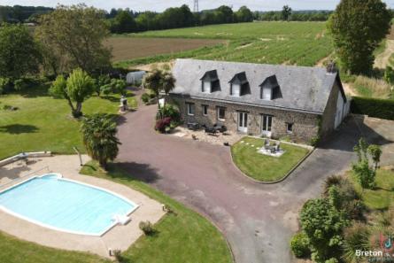 Longères en pierres de 193 m² rénovée  à Ernée