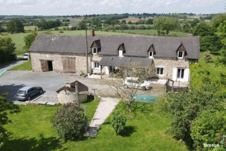 Longères en pierres de 193 m² rénovée  à Ernée