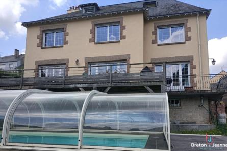 Maison avec piscine couverte à Laval