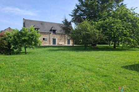 Ancien corps de ferme en pierres axe Laval - Mayenne