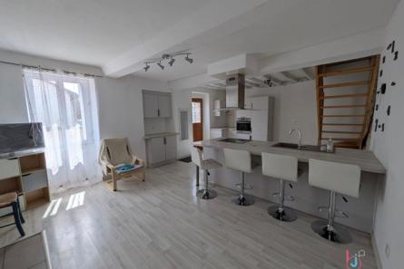 Maison de bourg rénovée à Voutré