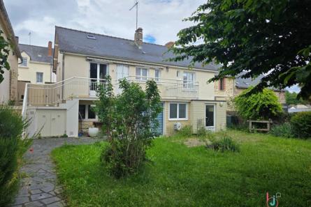 Maison centre de Montsûrs avec studio indépendant!
