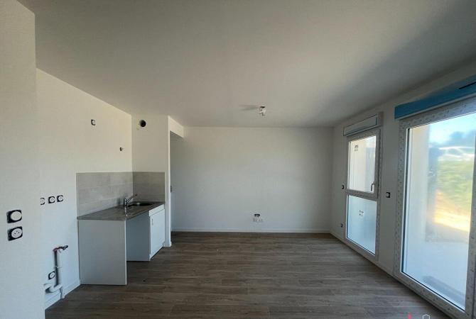 Studio NEUF avec terrasse - BONCHAMPS-LES-LAVAL - Centre