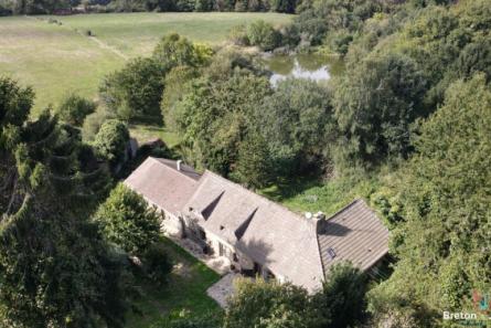 Propriété isolée avec étangs sur environ 4ha proche de Bais